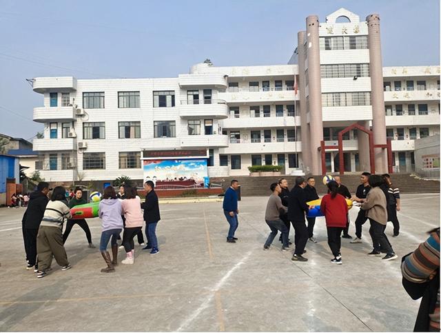 激扬青春 绽放活力——遂宁安居区大安小学成功开展教师趣味运动会(图2)