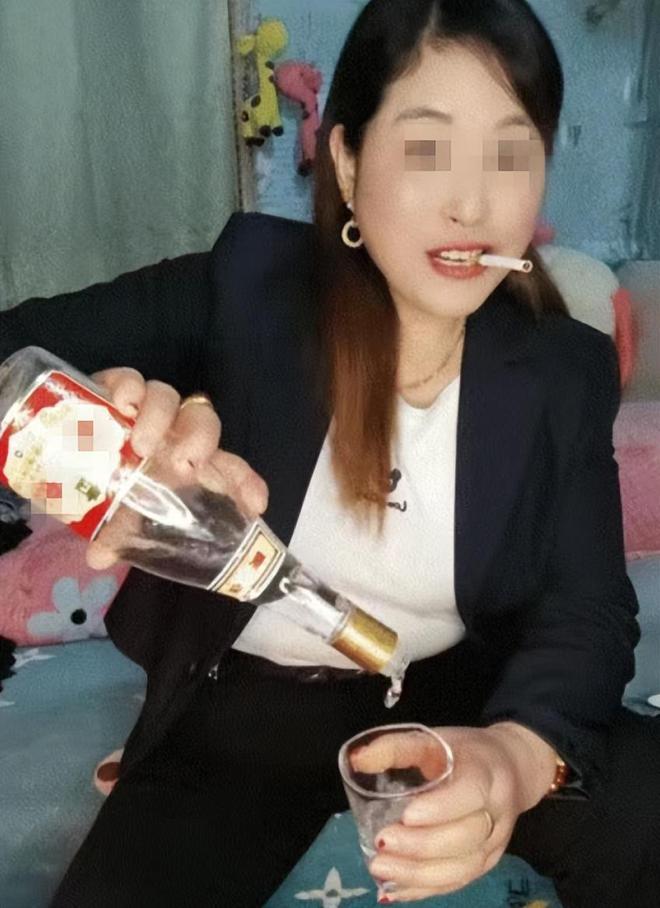 女子相亲边抽烟边喝酒女子：每天两包烟、一瓶酒养不起别谈(图1)