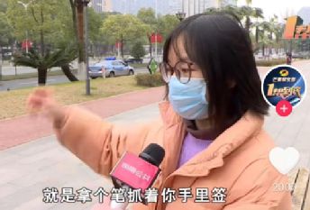 男教练用剪刀剪开女学员裆部看私chu：“来了一时没忍住？”(图4)